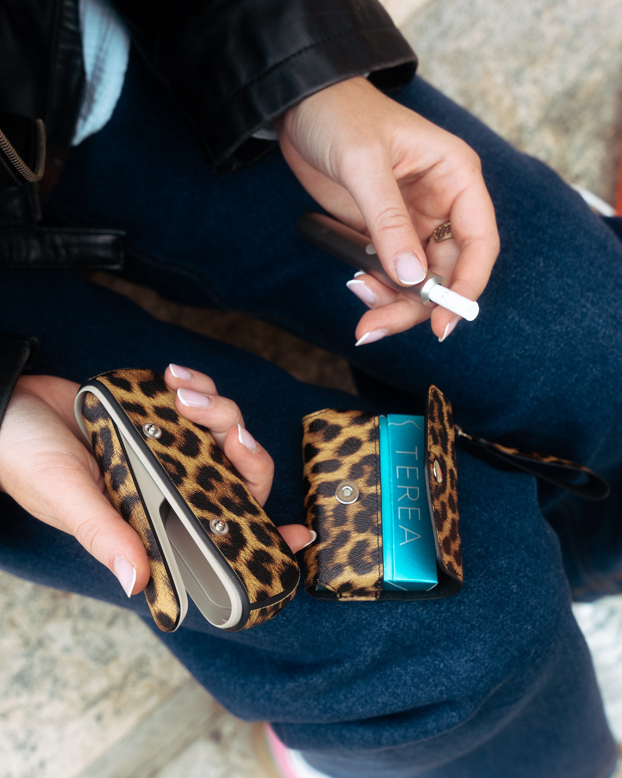 LEOPARD HOLDER